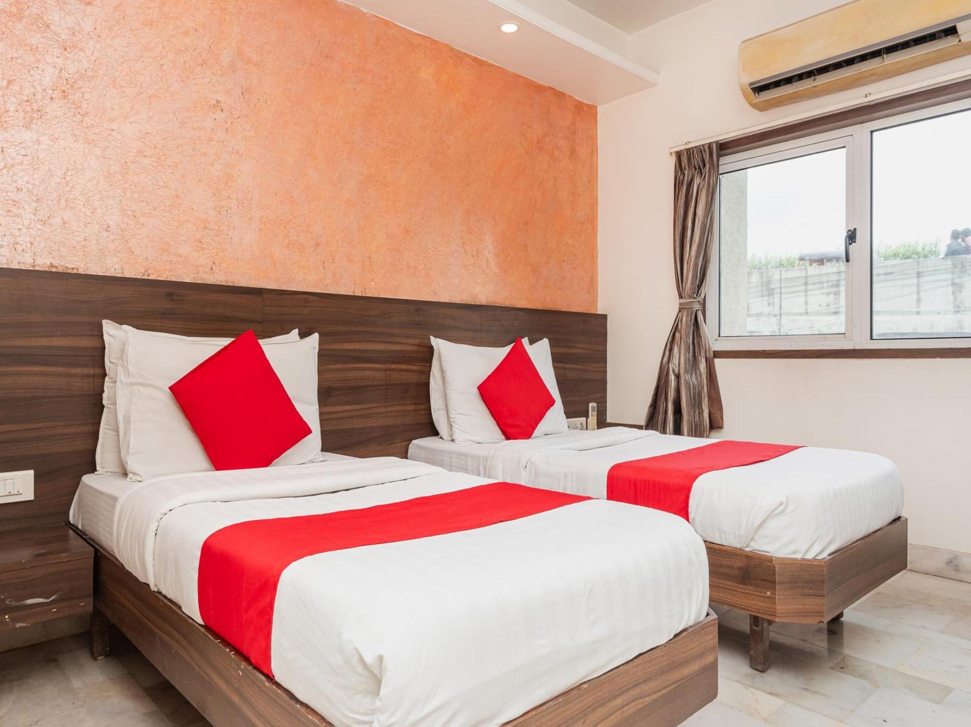 Hotel Balwas Surat Exterior photo