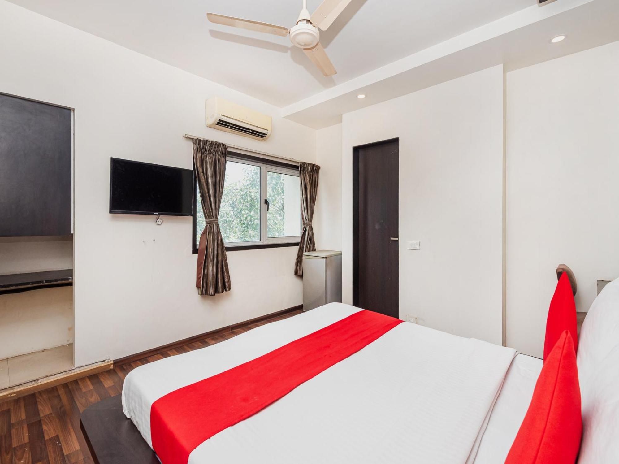 Hotel Balwas Surat Exterior photo